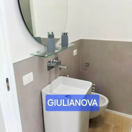 Attico Con Terrazzo Panoramico E Cucina Attrezzata, Nel Centro Di Giulianova, A Due Passi Dal Mare, Con Servizio Biciclette