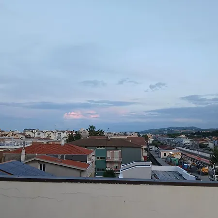 Attico Con Terrazzo Panoramico E Cucina Attrezzata, Nel Centro Di Giulianova, A Due Passi Dal Mare, Con Servizio Biciclette דירה