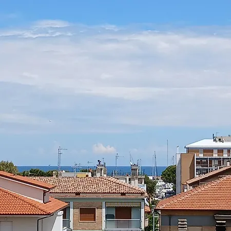 Attico Con Terrazzo Panoramico E Cucina Attrezzata, Nel Centro Di Giulianova, A Due Passi Dal Mare, Con Servizio Biciclette דירה *